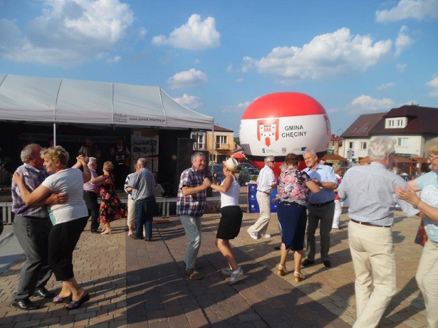 Zygmunt Chojnacki - radny Starachowickiej Rady Seniorów w tańcu