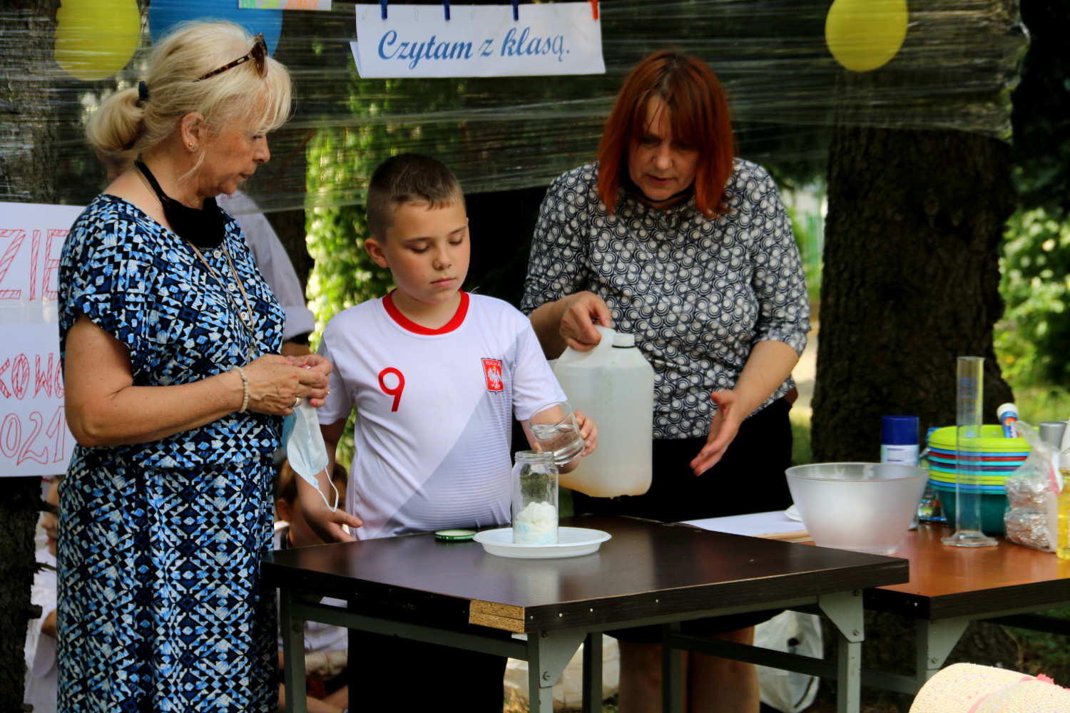 Uczestnicy nprowadzący  jednego z doswiadczeń images